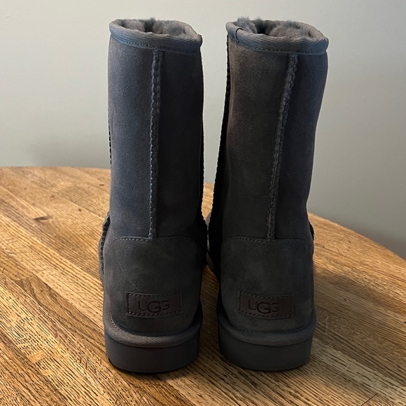New in Box - UGG Classic Short II - Picture 4 of 5